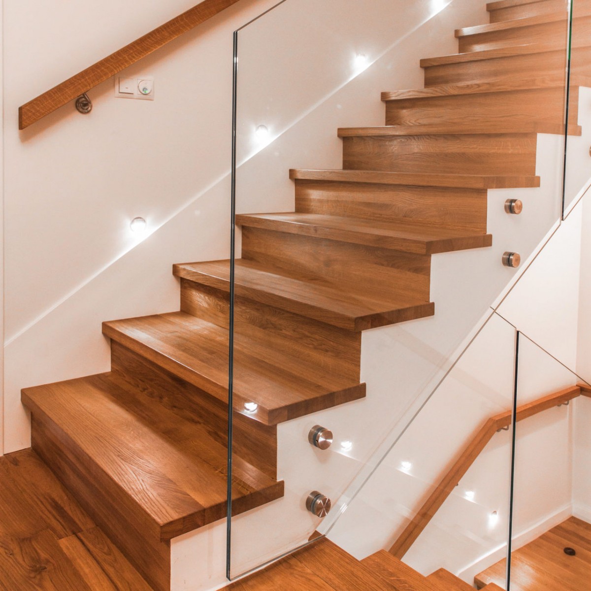  schody drewniane i szklane balustrady na rotulach
