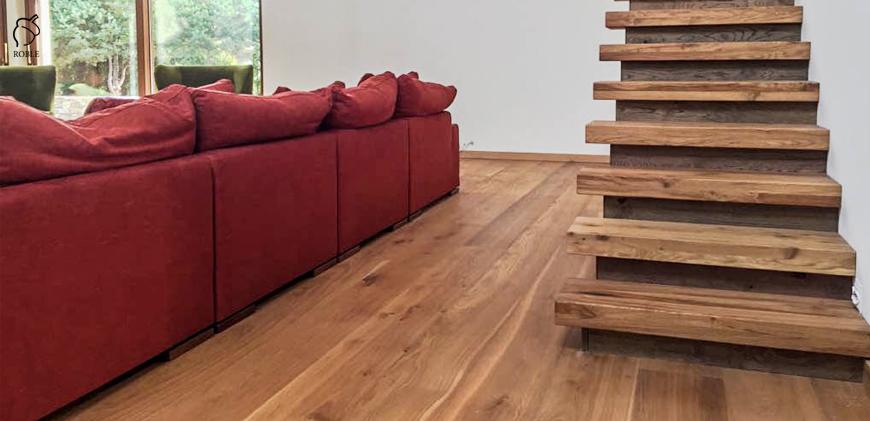 dębowa podłoga i drewniane schody